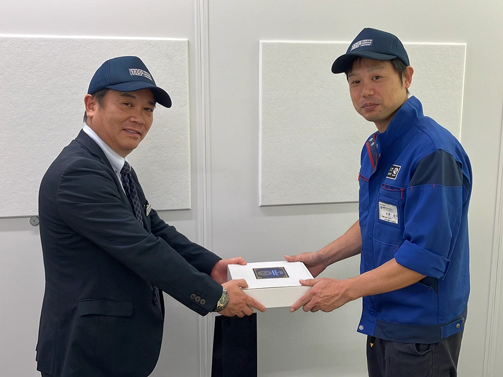 社長より社員へ記念品が手渡された