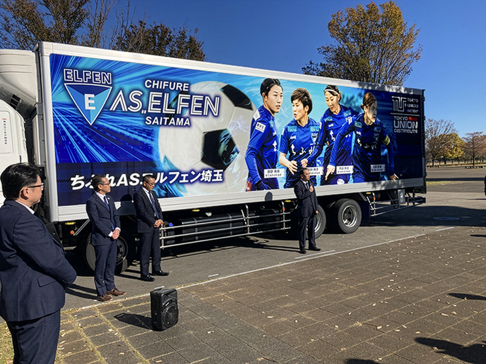 ラッピングトラックに対する想いを語る東京ロジファクトリーの社長細川